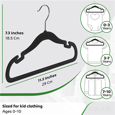 सिल्वर हुक के साथ काले मखमली हैंगर