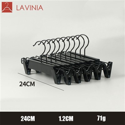 क्लिप्स के साथ लकड़ी के पैंट हैंगर